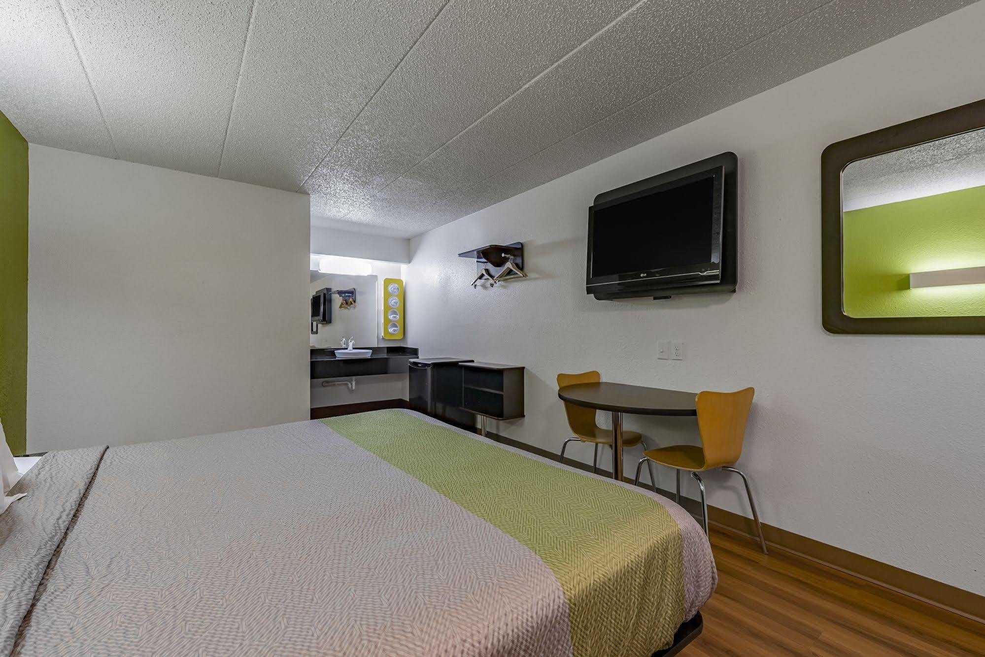 Days Inn By Wyndham Cincinnati I-71 Silverton Экстерьер фото
