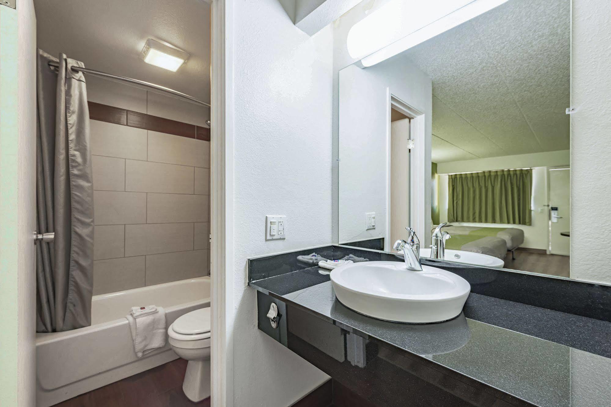 Days Inn By Wyndham Cincinnati I-71 Silverton Экстерьер фото