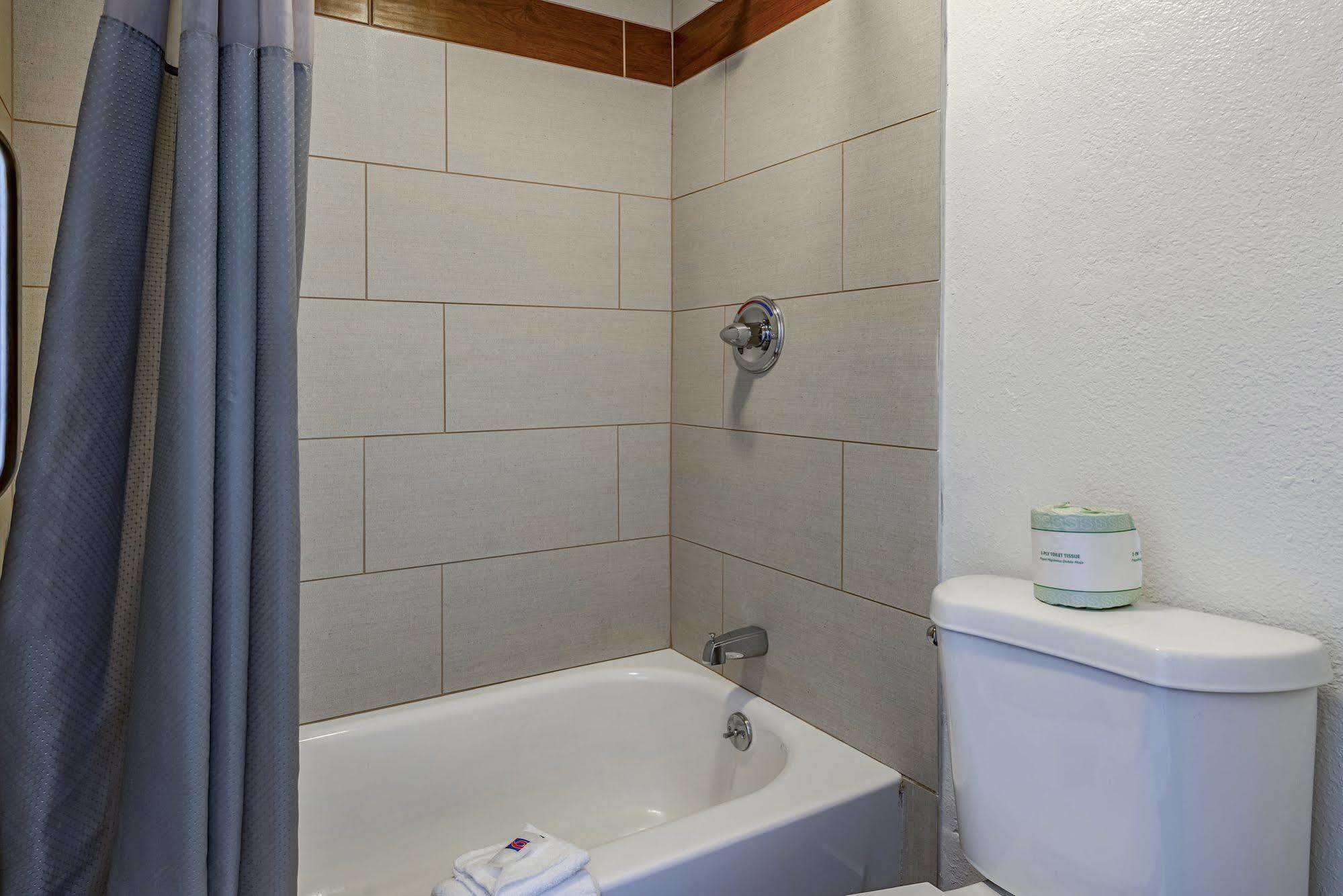 Days Inn By Wyndham Cincinnati I-71 Silverton Экстерьер фото