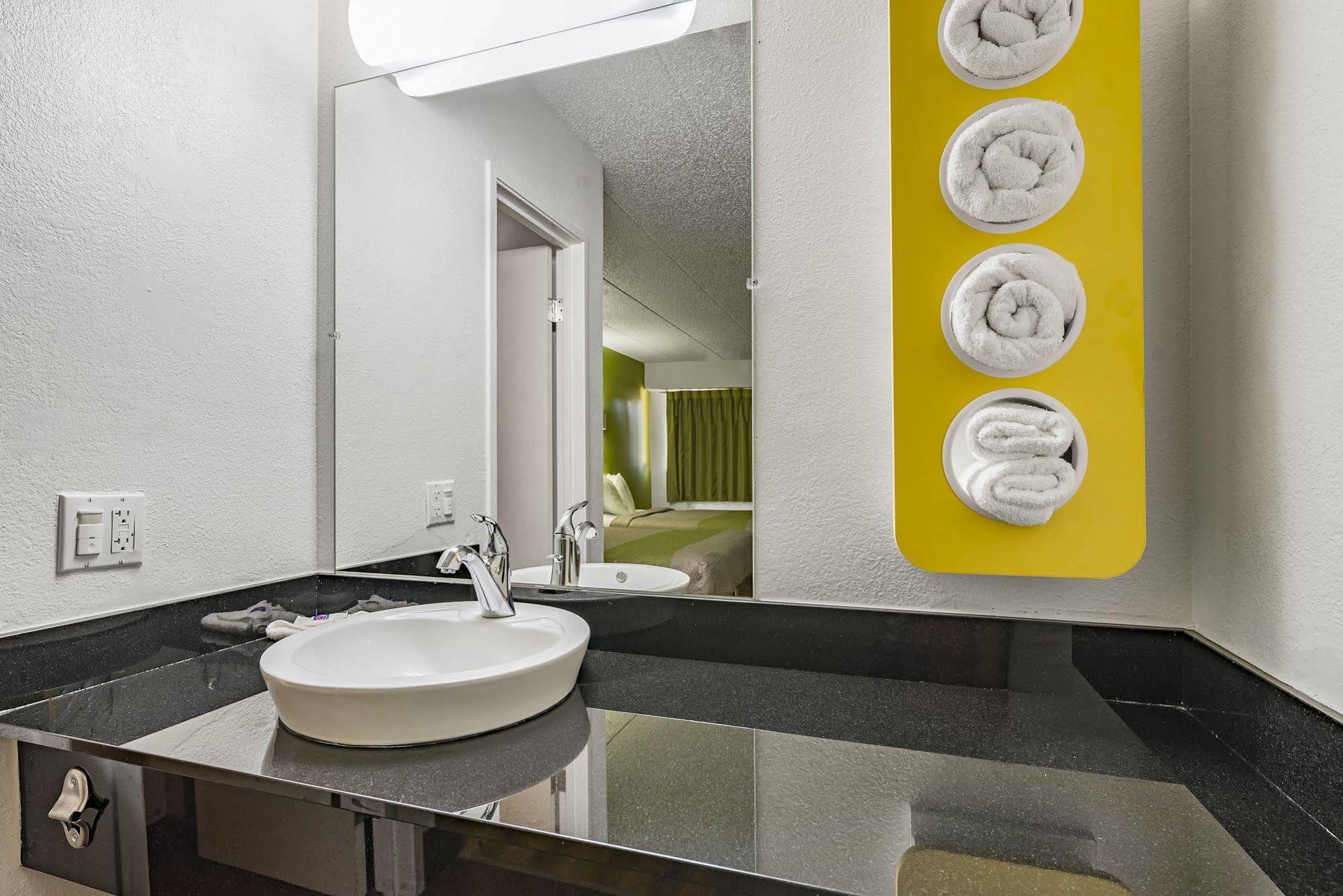 Days Inn By Wyndham Cincinnati I-71 Silverton Экстерьер фото