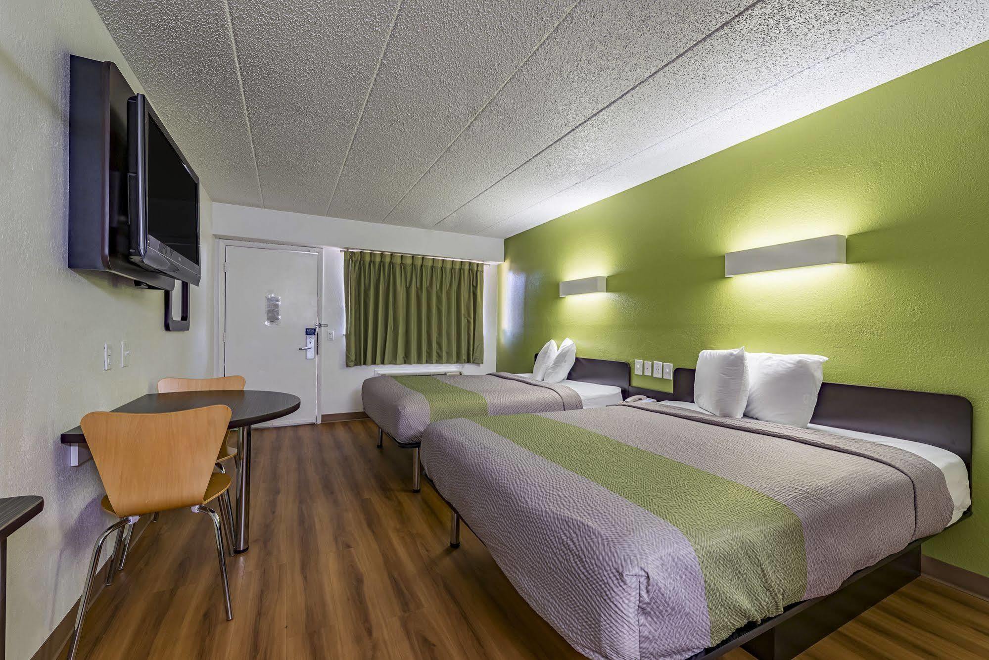 Days Inn By Wyndham Cincinnati I-71 Silverton Экстерьер фото